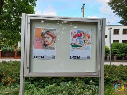 Rok Lema - zdjęcie grafik w gablotach Parku Miejskiego w Sulęcinie