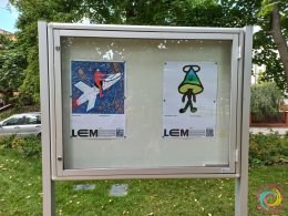 Rok Lema - zdjęcie grafik w gablotach Parku Miejskiego w Sulęcinie
