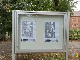 Rok Lema - zdjęcie grafik w gablotach Parku Miejskiego w Sulęcinie