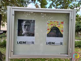 Rok Lema - zdjęcie grafik w gablotach Parku Miejskiego w Sulęcinie