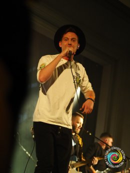 Sala widowiskowa, koncert - występ na scenie Żółta Febra