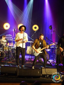 Sala widowiskowa, koncert - występ na scenie Żółta Febra