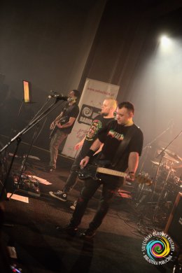 Sala widowiskowa, koncert - występ na scenie Farben Lehre
