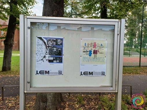 Rok Lema - zdjęcie grafik w gablotach Parku Miejskiego w Sulęcinie